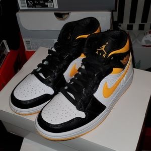Air Jordan 1 Mid SE laser orange